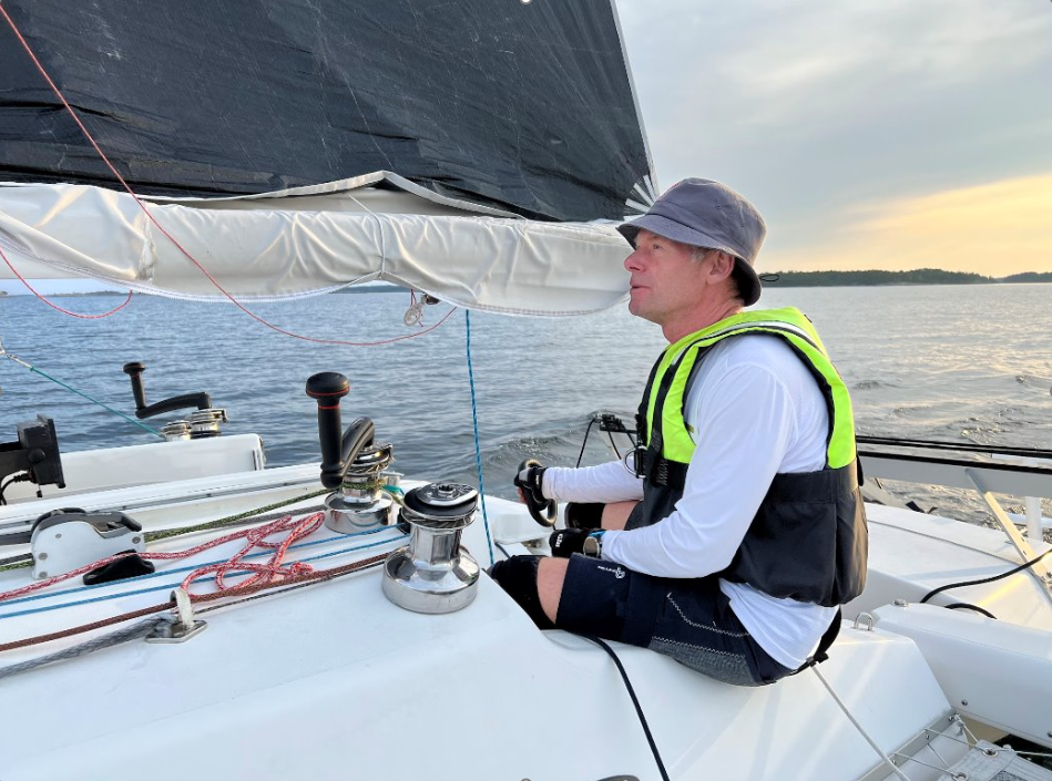 Peter Lindström vid rodret på Perla